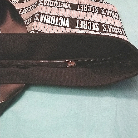 BNWOT Victoria's Secret Black With Sequins Tote & Wristlet Set - Picture 10 of 17